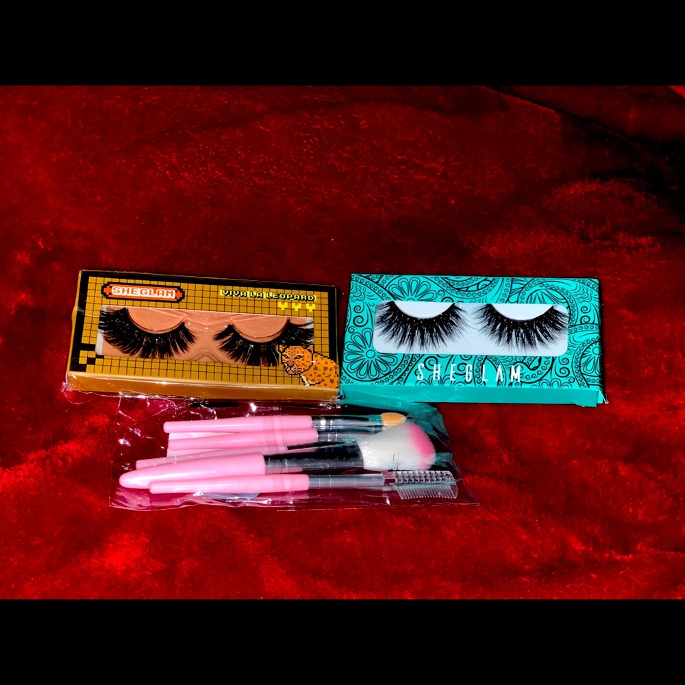 eyelashes and mini makeup brushes